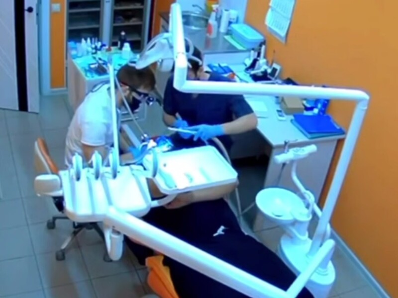 В России на приеме у стоматолога во рту пациента взорвался прибор. Видео