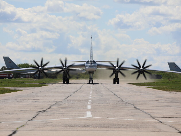 Россияне до сих пор не убрали обломки некоторых самолетов после операции СБУ 