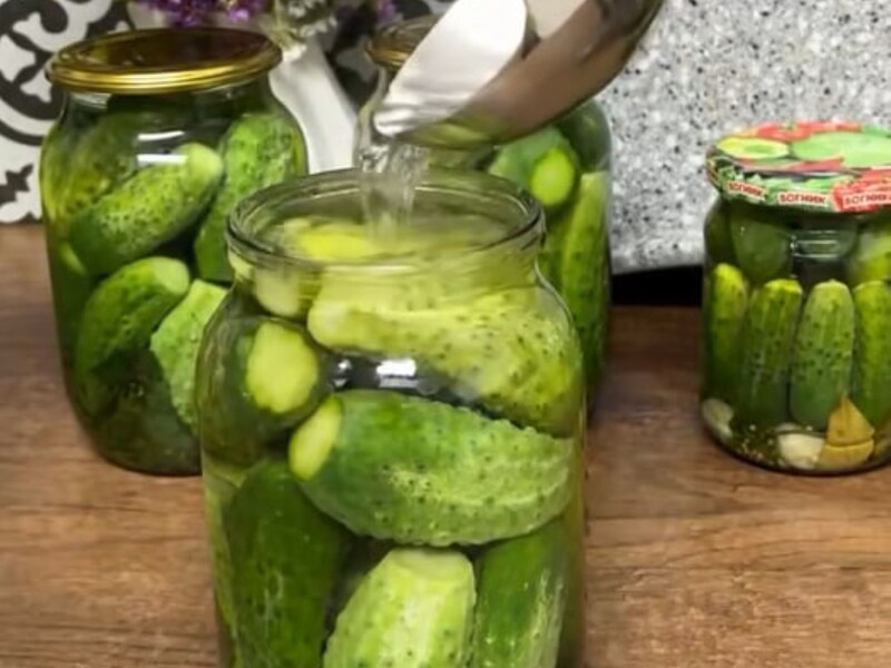 Оставьте в этом огурцы на ночь – и банки не повзрываются. Секретный лайфхак консервирования на зиму