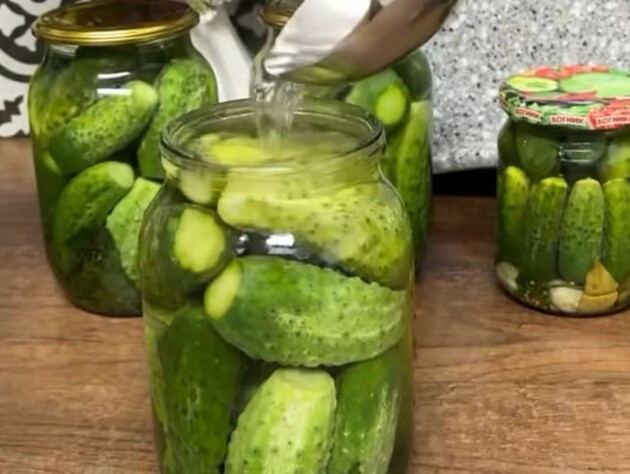 Оставьте в этом огурцы на ночь – и банки не повзрываются. Секретный лайфхак консервирования на зиму