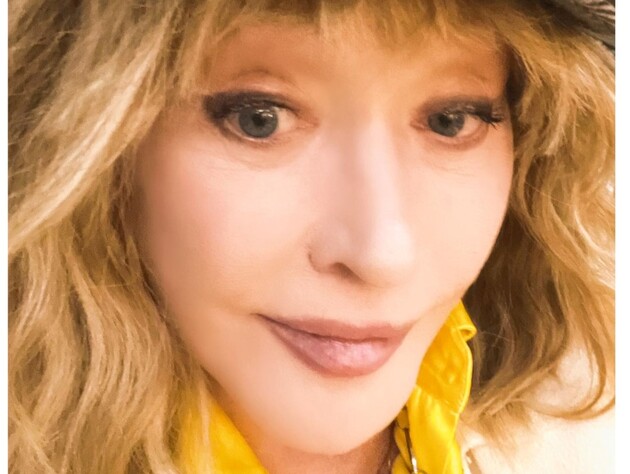 Ефектна білявка в убранні за 17 тис. грн. Шанувальники виклали в мережу селфі з Пугачовою