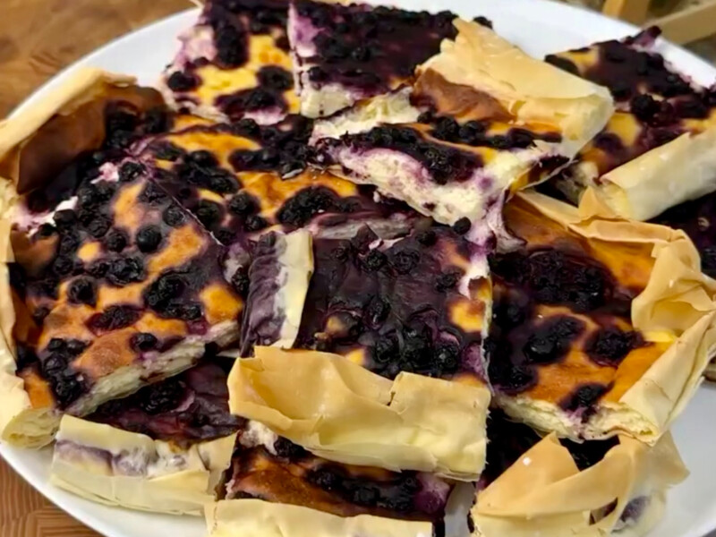 Ніжна сирна начинка на хрусткому тісті філо. Запіканка з ваніллю і ягодами