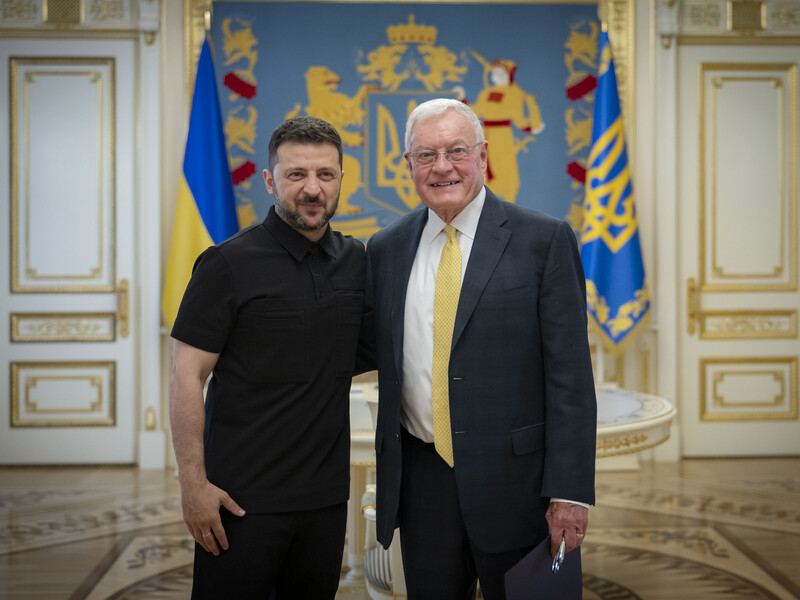 Зеленский: Люди шутят, что надо выдать Келлогу украинский паспорт