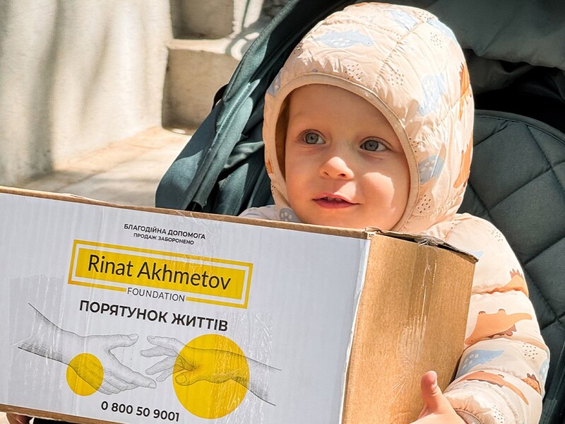 Семьи с детьми в Славянске получили помощь от Фонда Рината Ахметова