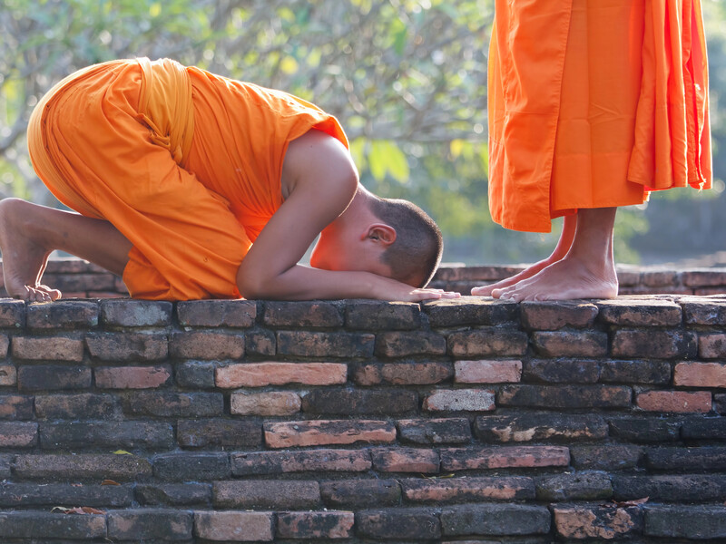 Полиция рассказала, как женщина годами соблазняла монахов ради шантажа, а деньги спускала на азартные игры