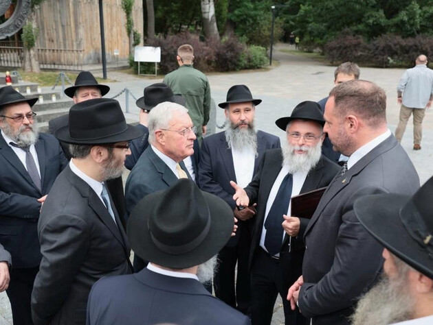 Келлог разом із Єрмаком і представником Єврейського національного фонду відвідали Бабин Яр