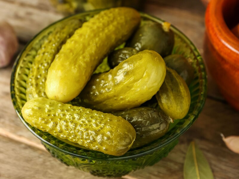Залейте огурцы этим простым маринадом – и получите невероятно вкусную консервацию. Быстрый рецепт