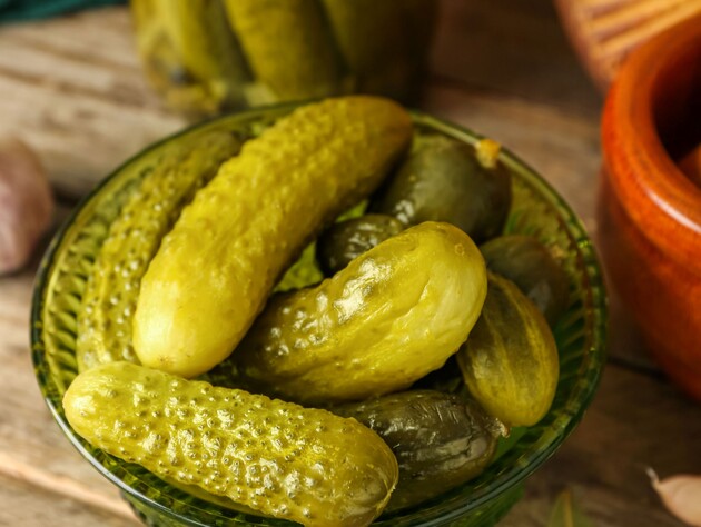 Залейте огурцы этим простым маринадом – и получите невероятно вкусную консервацию. Быстрый рецепт