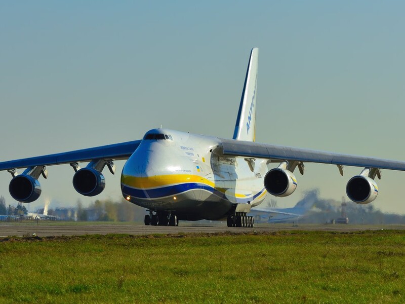 Компания "Антонов" показала взлет самолета Ан-124, который видели в небе над Киевом, и рассказала, куда он полетел. Видео