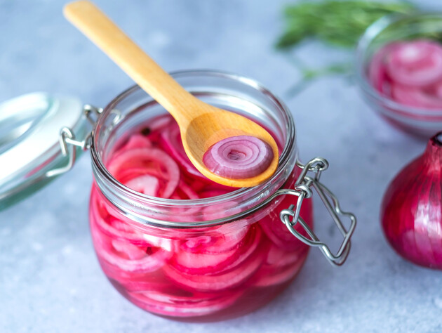 Без излишней горечи, но с приятной пикантностью. Как вкусно замариновать лук для шашлыка