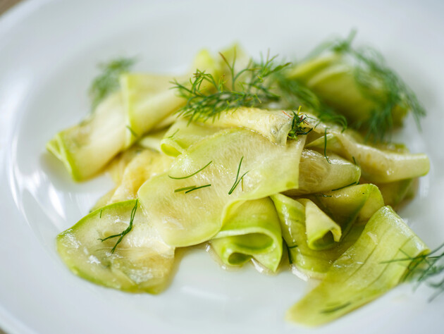 Малосольні цукіні, яким не потрібно настоюватися. Швидкий рецепт виручить будь-коли