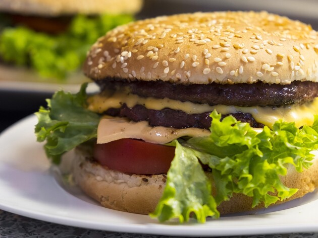 В сети завирусилось видео с работником фастфуда в РФ, который плюнул в бургер. Он заявил, что боится за свою жизнь 