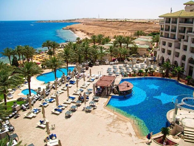 В Египте туристов из РФ поселили вблизи военной базы. Им запретили купаться и угрожали стрельбой – соцсети
