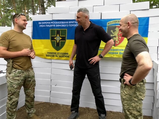 Кличко від громади Києва передав FPV-дрони 24-й і 28-й бригадам ЗСУ