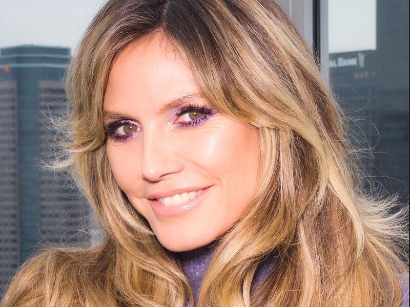 52-летняя Клум похвасталась телом в купальнике. Видео