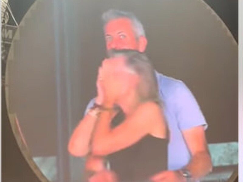 Женатый мужчина обнимался на концерте Coldplay с любовницей – и об этом случайно узнал весь мир. Видео