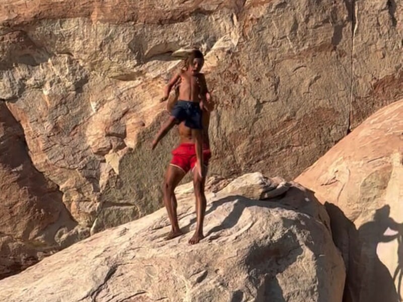 Відомий блогер скинув семирічного сина зі скелі. У коментарях – істерика 