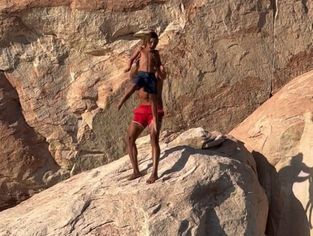 Відомий блогер скинув семирічного сина зі скелі. У коментарях – істерика 