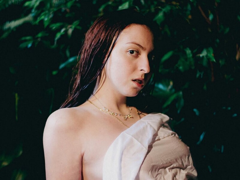 Дочь Поляковой, которая вышла замуж, показала вблизи свое обручальное кольцо