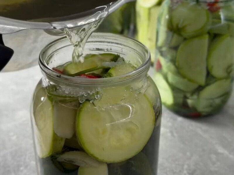 Добавьте это в банки – и огурцы с кабачками получатся хрустящими и ароматными. Рецепт без стерилизации