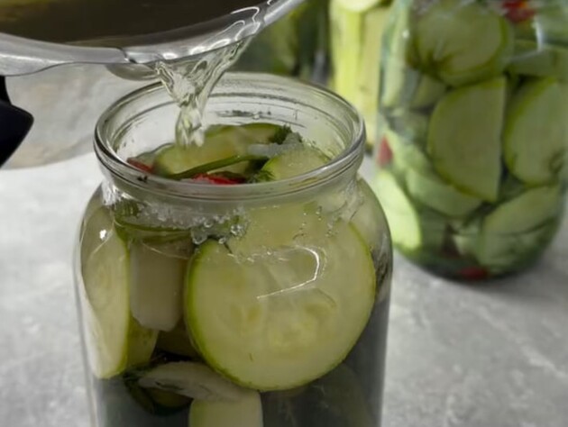 Додайте це в банки – і огірки з кабачками вийдуть хрумкими й ароматними. Рецепт без стерилізації