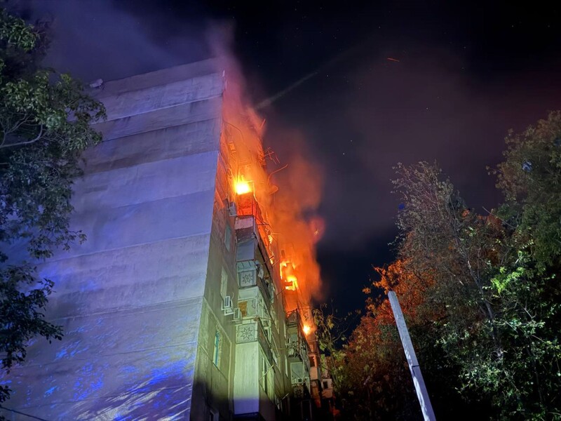 Россияне массированно атаковали дронами Одессу. Повреждены многоквартирные дома, погиб человек