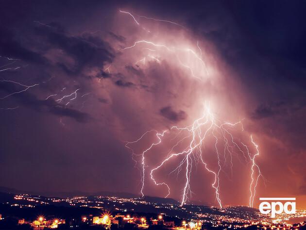 В ряде областей Украины объявили штормовое предупреждение. Какую погоду прогнозируют синоптики в выходные