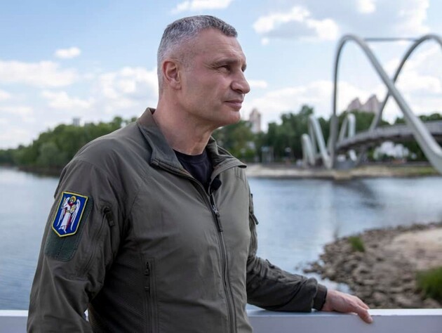 Кликав обійматися і дякував за підтримку. Мер Києва Кличко у джинсах і піджаку святкує своє 54-річчя