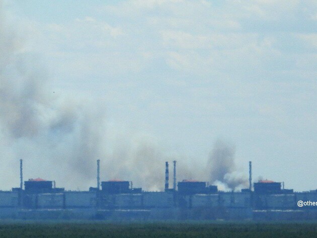 Над Запорожской АЭС – черный дым. Паблики пишут, что там нет света