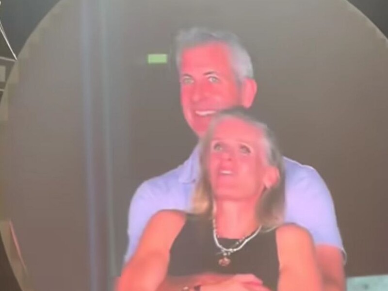 Одруженого чоловіка, який засвітився з коханкою на концерті, покарали на роботі. Озвучено подробиці