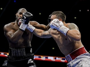 Усик досрочно победил Дюбуа в поединке за звание абсолютного чемпиона мира