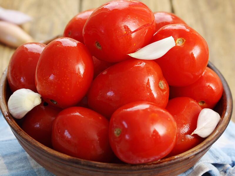 Просто добавьте это в рассол – и консервированные помидоры получатся очень вкусными. Лучший рецепт