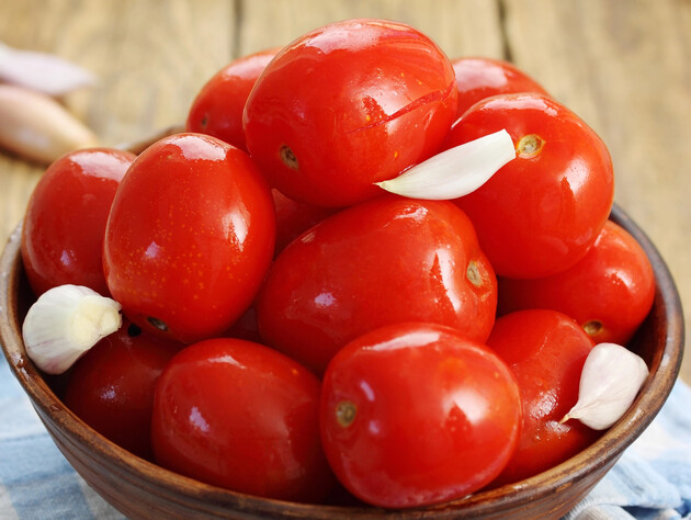 Просто добавьте это в рассол – и консервированные помидоры получатся очень вкусными. Лучший рецепт