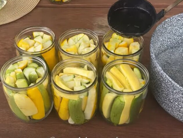 Добавьте это в каждую банку – и кабачки получатся хрустящими и ароматными. Рецепт пикантной консервации