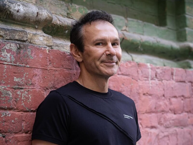 Вакарчук впервые засветился на людях со своей возлюбленной. Видео