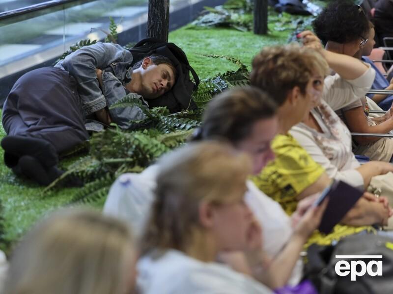 Сотни отмененных рейсов, люди спят на полу. В РФ случился новый коллапс в аэропортах