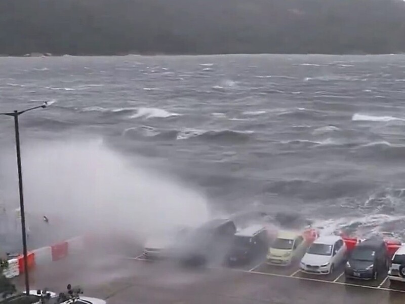 Гонконг накрыл мощный тайфун. Сотни рейсов отменены, десятки пострадавших. Видео