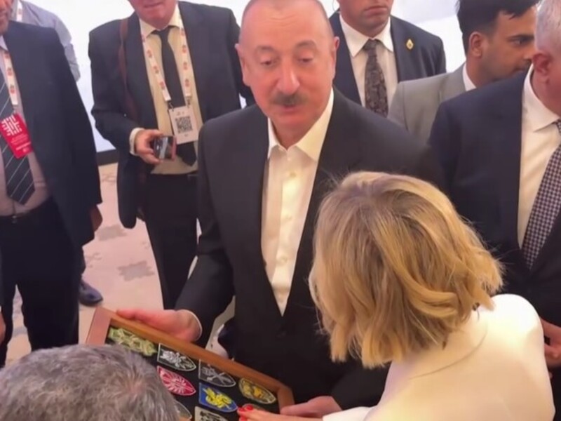 Алиеву подарили шевроны бригад, которые защищают Украину. Он отреагировал. Видео