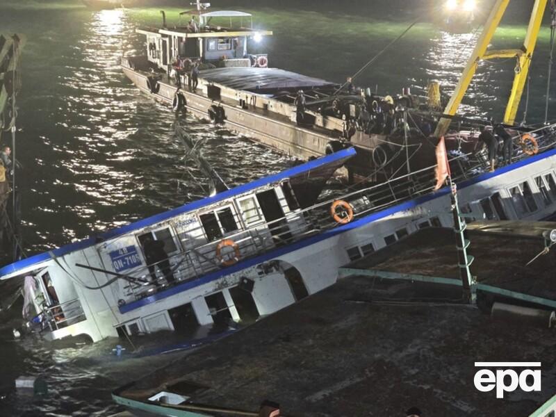 У В'єтнамі човен потрапив у шторм. Загинуло понад 30 людей. Дитина, яка вижила, розповіла, як усе сталося. Фото, відео