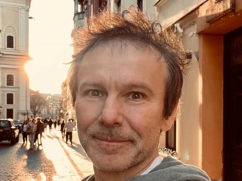 Вакарчука, який прийшов на фестиваль із дружиною, заскочили під час поцілунку з іншою