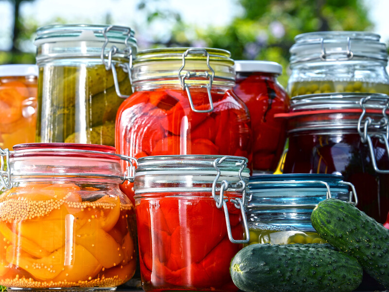 Теряют вкус, текстуру и могут навредить. Какие овощи и фрукты не стоит консервировать