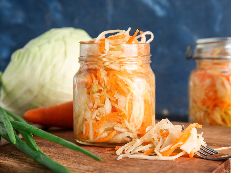 Квашеная капуста остается хрустящей, а овощи – сочными. Салат 