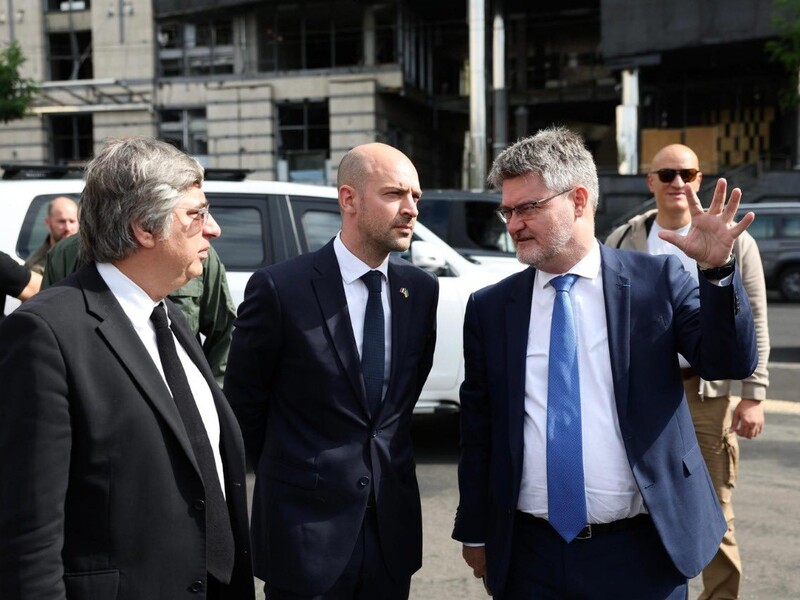 Глава МИД Франции прибыл в Киев после массированной атаки РФ. Фото