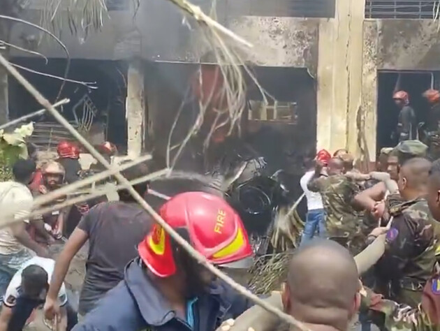 В Бангладеш военный самолет упал на территорию колледжа, есть 19 погибших