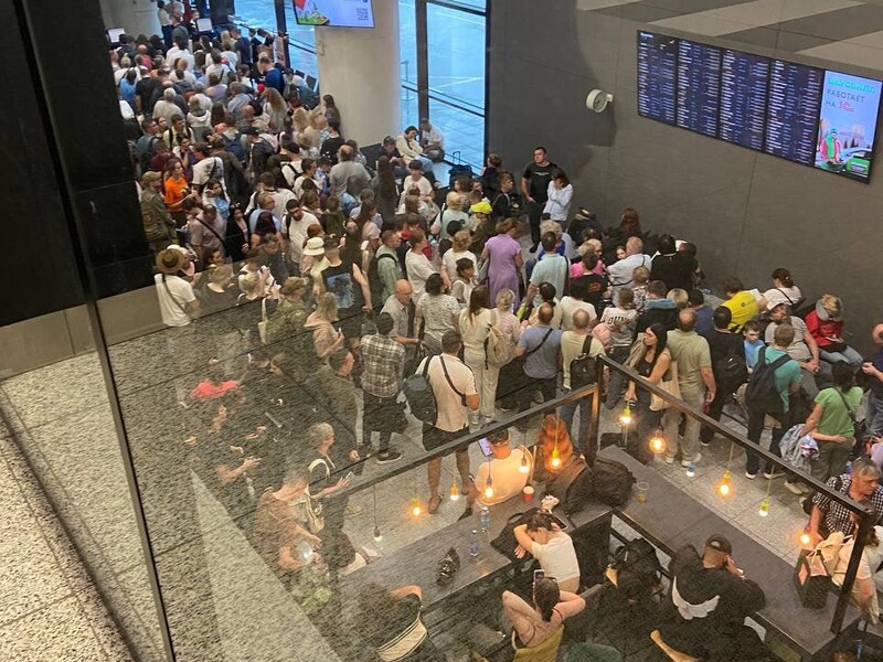 В РФ второй день продолжается коллапс в аэропортах