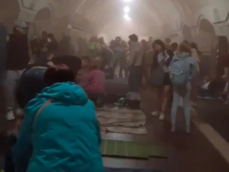 РФ ночью атаковала Киев, погиб человек. Повреждена станция метро, где прятались люди. Видео