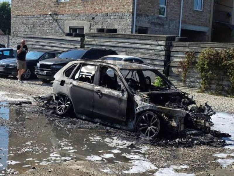 В Івано-Франківську водій заїхав на СТО автомобілем, який горить. Відео