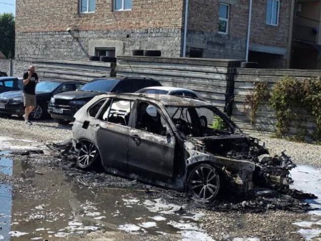 В Ивано-Франковске водитель заехал на СТО на горящем автомобиле. Видео