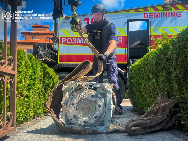 У Києві знешкодили ракету, яка впала поруч із будинками й не вибухнула