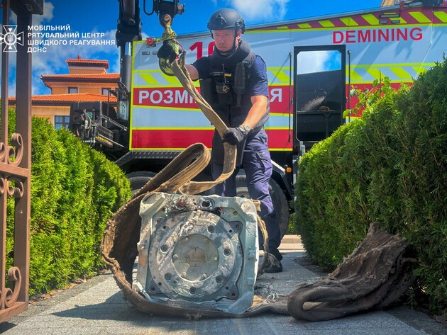 У Києві знешкодили ракету, яка впала поруч із будинками й не вибухнула